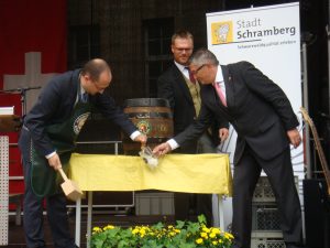 Gradonačelnik Herzog i predsjednik Vijeća Pitt toče pivo prolaznicima