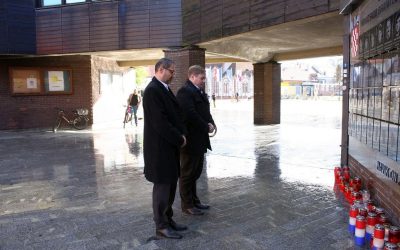 Upaljene svijeće ispred Spomen-zida poginulim i nestalim ...