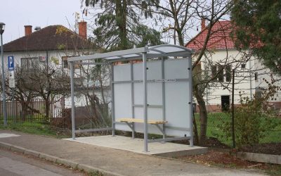 Uređeno autobusno stajalište kod I. osnovne škole
