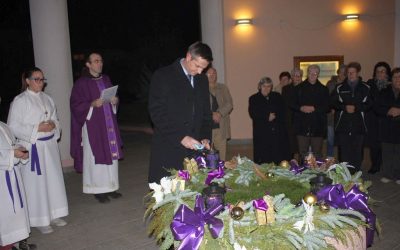 Zapaljena četvrta svijeća na adventskom vijencu