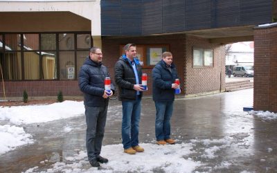 Zapaljene svijeće podno Spomen-zida hrvatskim braniteljima ...