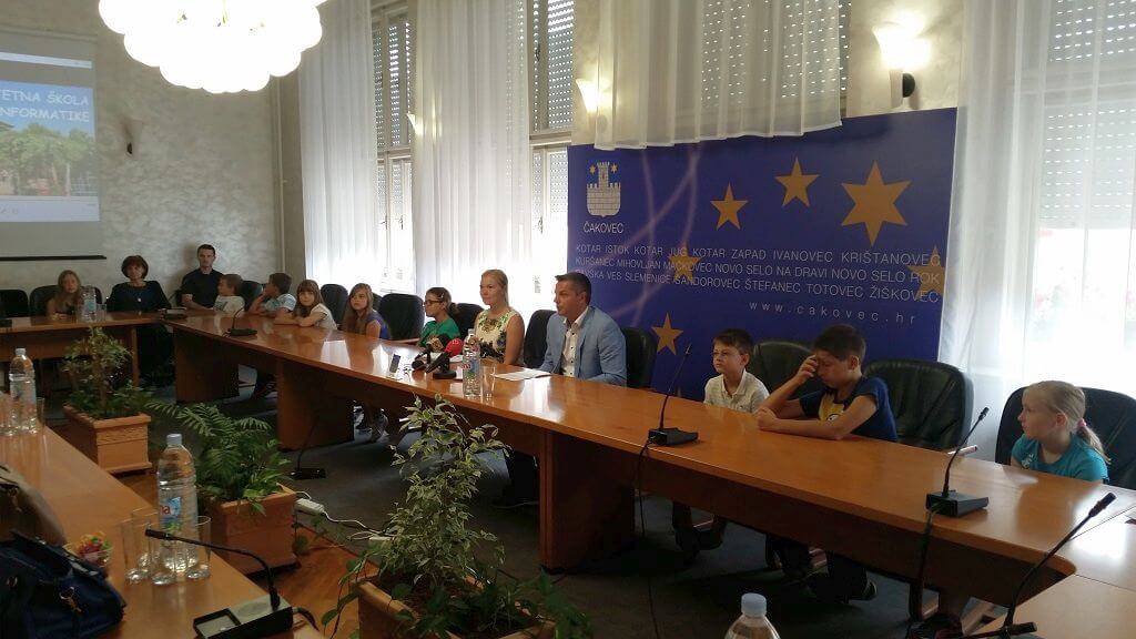 Gradonačelnik Kovač podijelio priznanja djeci sudionicima Ljetnog informatičkog kampa u Dramlju