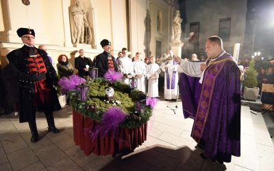 Počeo Advent u Gradu Zrinskih, gradonačelnik upalio prvu svijeću ...