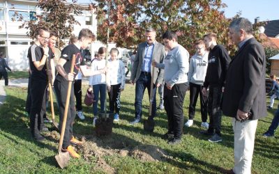 U nastavak akcije „Posadi i ti jedno stablo“, uključene i osnovne ...