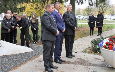 Paljenjem svijeća i polaganjem vijenaca odana počast poginulim ...