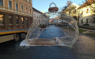 Oštećena svjetleća božićna kugla u centru Čakovca