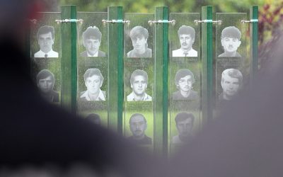 Zapaljene svijeće i položeni vijenci podno spomenika braniteljima ...
