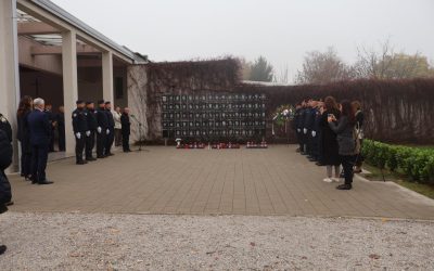 U prigodi blagdana Svih svetih položeni vijenci i zapaljene ...