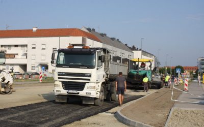 Počelo asfaltiranje rekonstruirane prometnice i novog kružnog ...