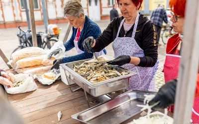 Podjela prženih srdela i druženje građana na Veliki petak na ...