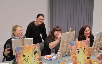 Kreativnost uz čašu vina – Paint&Wine radionica u ...