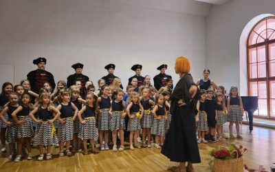 Premijera spota „Klinček stoji pod oblokom“ Dječjeg zbora ...