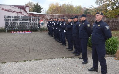 U prigodi blagdana Svih svetih položen vijenac i zapaljene ...